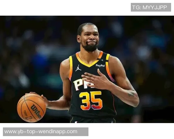 杜兰特场边轻松愉快与火箭助教艾维畅谈免战牌背后心态揭秘