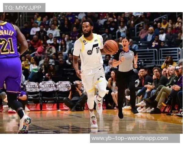 福克斯第三节火力全开7投6中狂砍16分上半场表现平平仅得4分 福克斯第三节火力全开7投6中狂砍16分上半场表现平平仅得4分